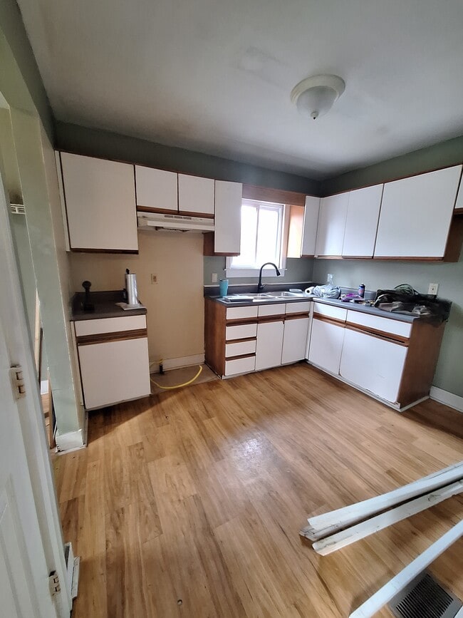 Kitchen - 1552 Gallagher St