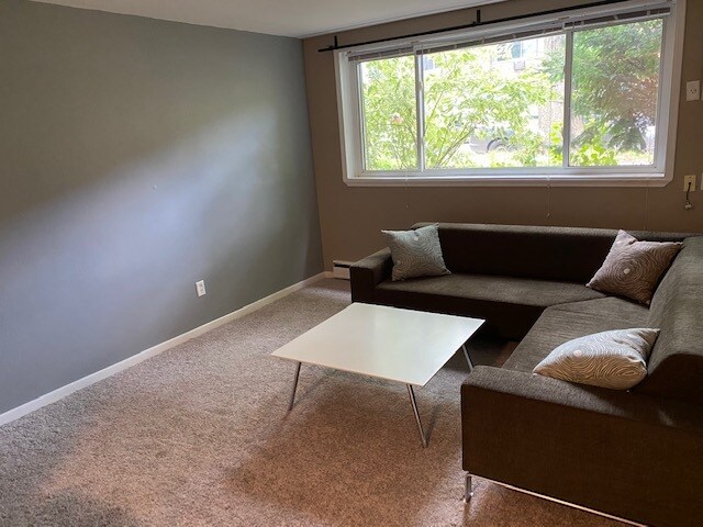 Sala de estar - 2112 Garfield Ave