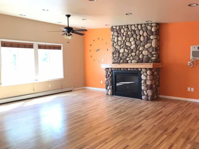 Foto del edificio - 322 7th Ave NW