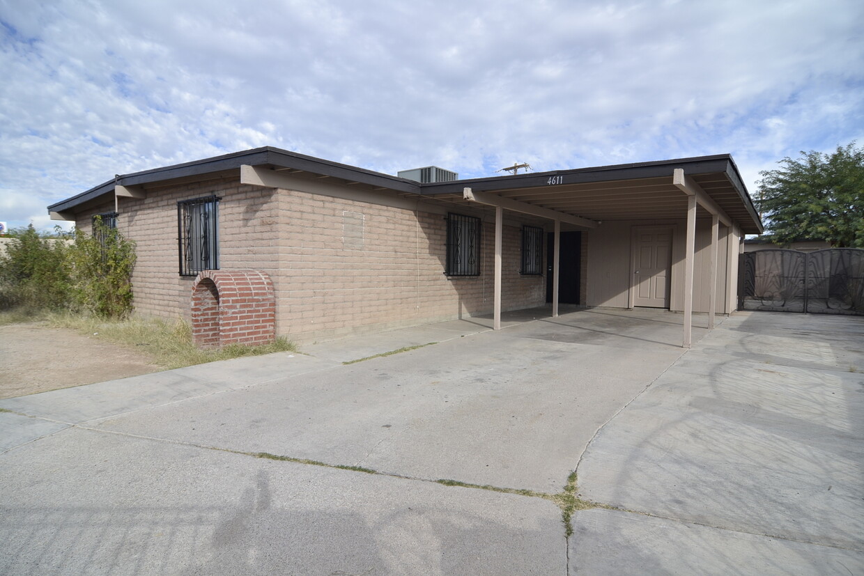 Primary Photo - Spacious 4 Bedroom 2 Bath Home! Great Sout...