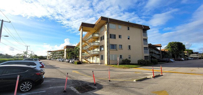 Foto del edificio - 300 Village Green Cir S