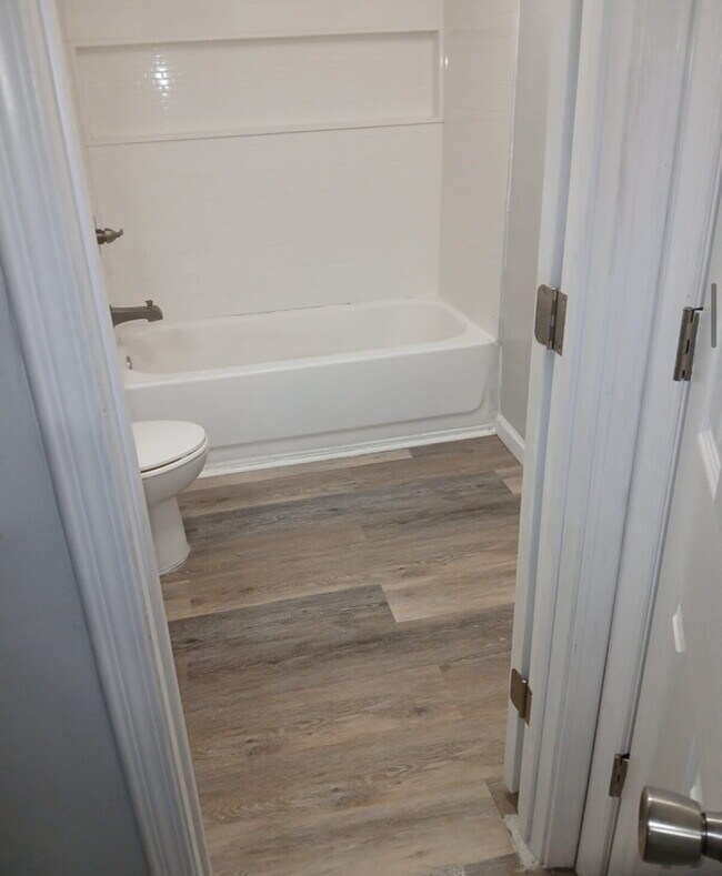 Foto del edificio - Private Basement Apartment with 2 Beds and...