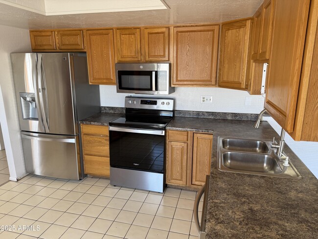 Building Photo - 420 W Sequoia Dr
