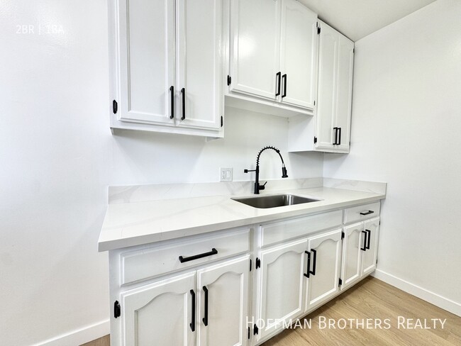 Building Photo - 252 W Elm Ave