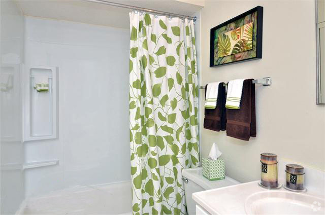 Baño - Whispering Lake Apartments