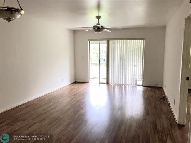 Building Photo - 5545 N Lakewood Cir