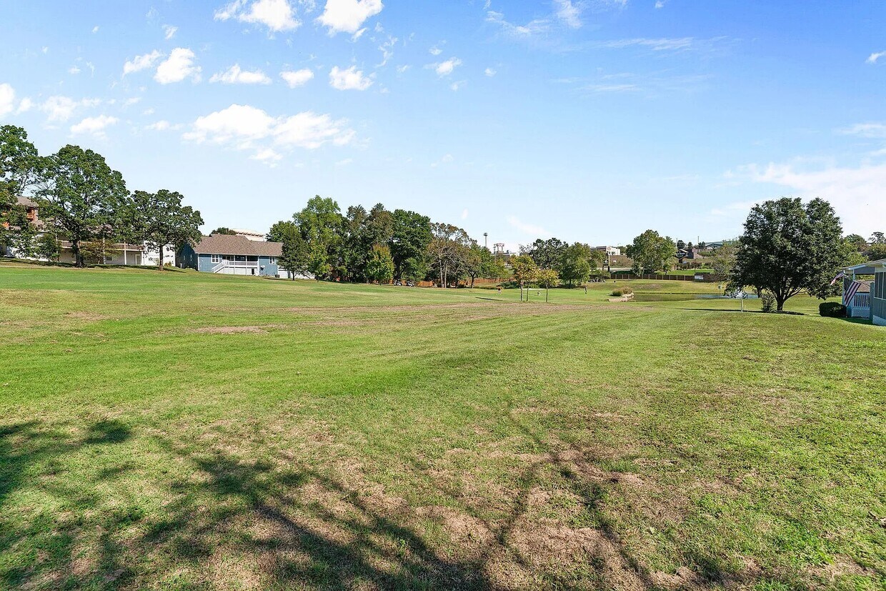 Foto del edificio - 255 Buckingham Dr