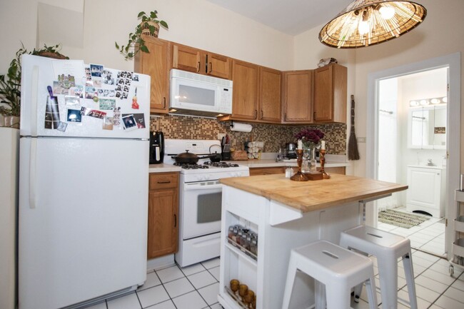 Building Photo - QUAINT 1bed+DEN APARTMENT IN GREAT BUCKTOW...