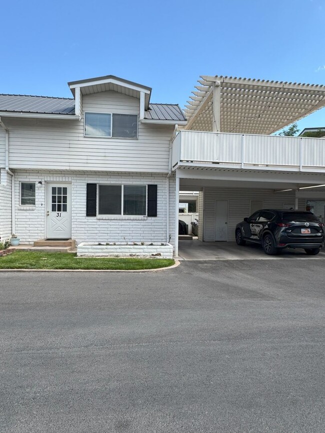 Building Photo - Charming 3-Bedroom Home with Modern Update...