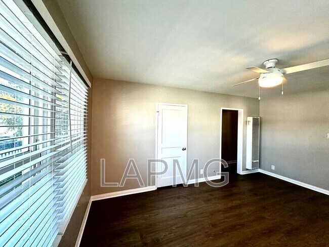 Foto del edificio - 2312 Ocean Park Blvd