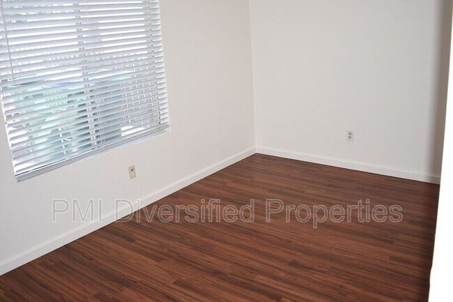 Building Photo - 1041 Baywood Dr