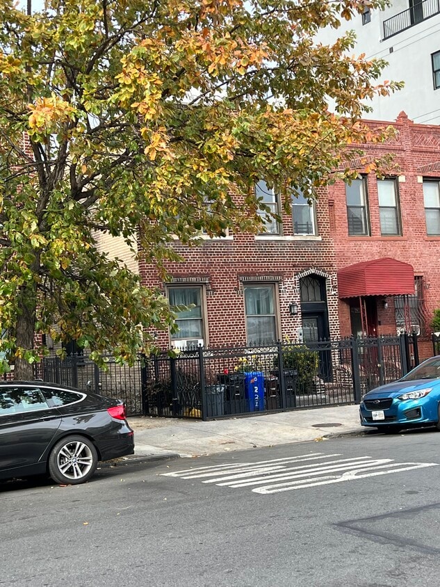 Primary Photo - 231 Martense St