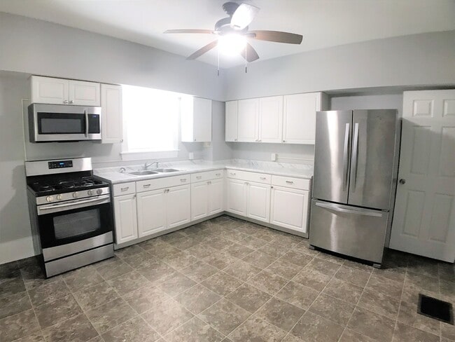 Building Photo - Fantastic Three Bedroom Townhome - small b...