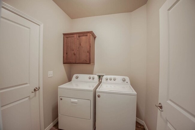 Building Photo - 745 Shadowleaf Ave