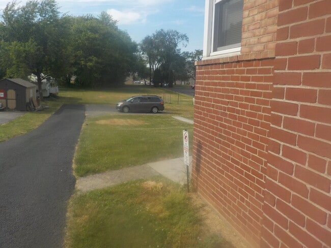 Estacionamiento de desbordamiento/jardinería - 4832 E Trindle Rd