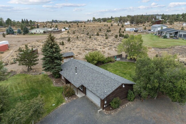 Building Photo - Country living close to town