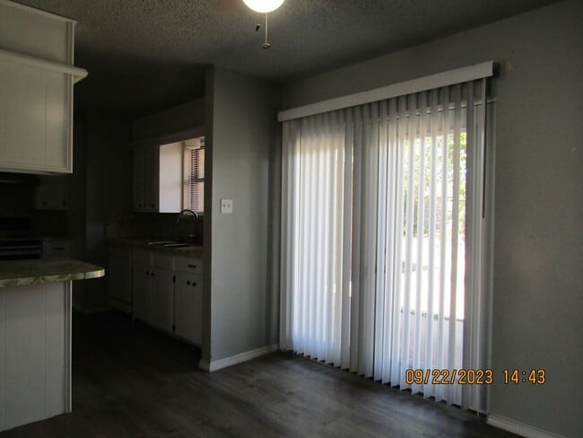 Building Photo - Very nice spacious home located in the Eis...