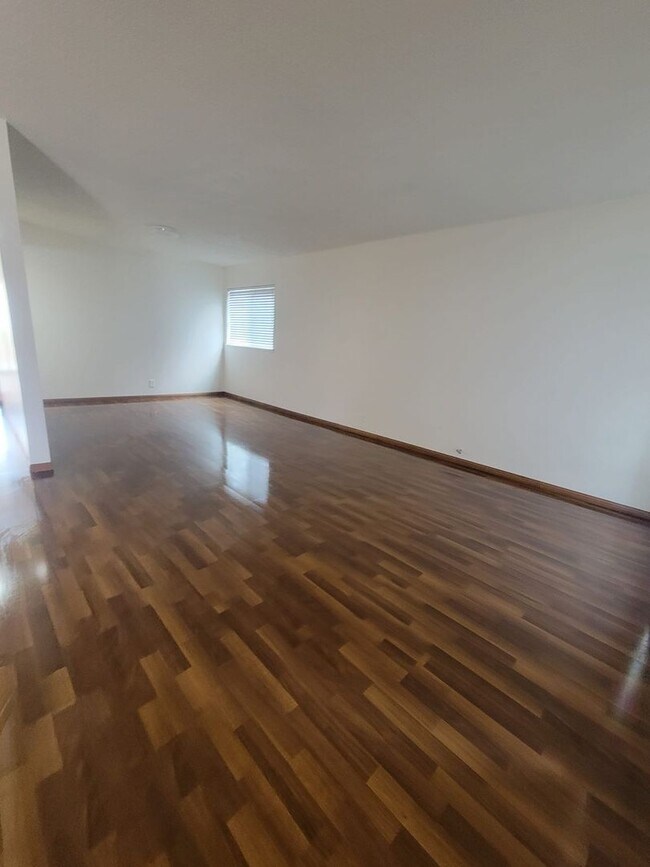 Foto del edificio - Large 4 bedroom 2 bath end unit townhome i...