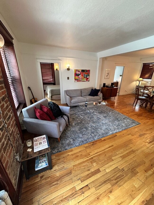 Building Photo - 2 bed 1 bath Cap Hill Condo w/Parking!