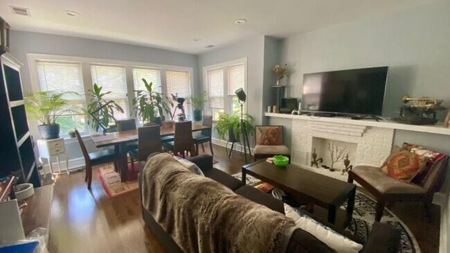 Building Photo - 3 bedroom in CHICAGO IL 60659