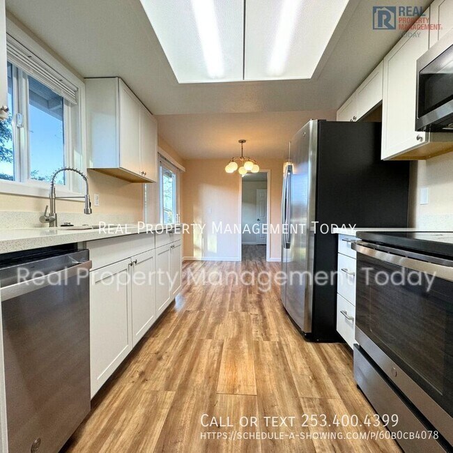 Foto del edificio - Charming and Updated 3 bed, 1.5 Bath Duple...