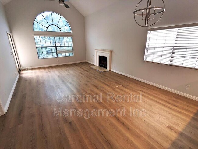 Foto del edificio - 130 Monterey Rd