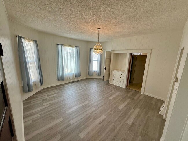 Foto del edificio - Charming 4-Bedroom, 2-Bath Victorian Home ...