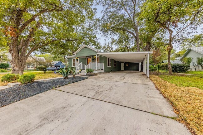 Building Photo - 702 Pecan St