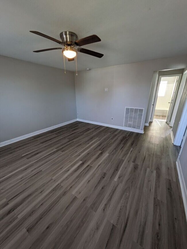 Building Photo - 2BD/1 BA Unit on Frye Ave
