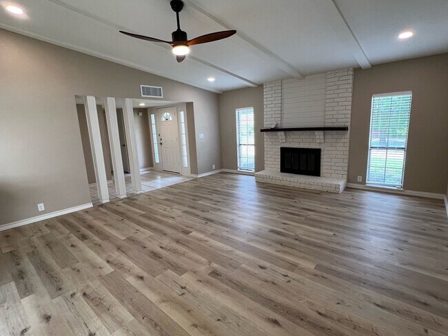 Foto del edificio - 6700 Forestview Dr