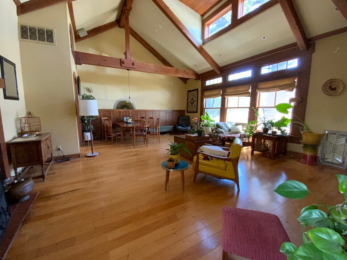 Spacious living room - 438 Retaheim Way
