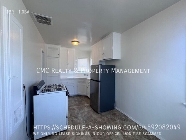Building Photo - 4841 1/2 Clark Ave-