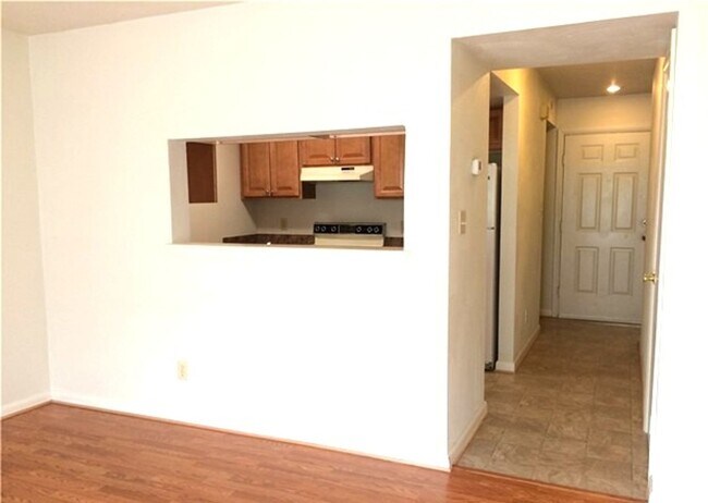 Building Photo - 2 bedroom/1.5 bathroom- The Midlands