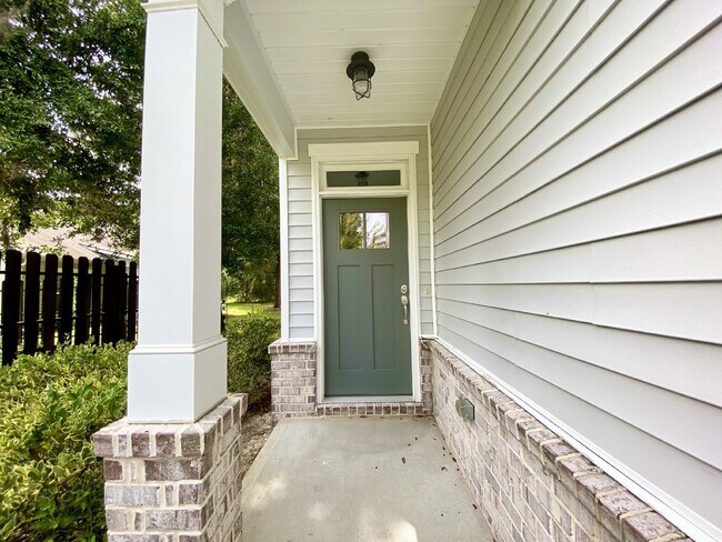 Building Photo - Former Model-Home for Rent in Palmetto Point!