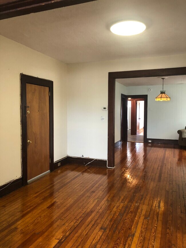 Living Room/Entry Door - 414 Belgrove Dr