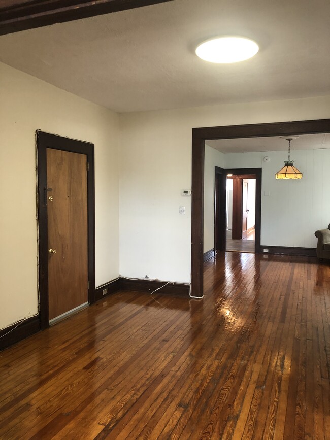 Living Room/Entry Door - 414 Belgrove Dr