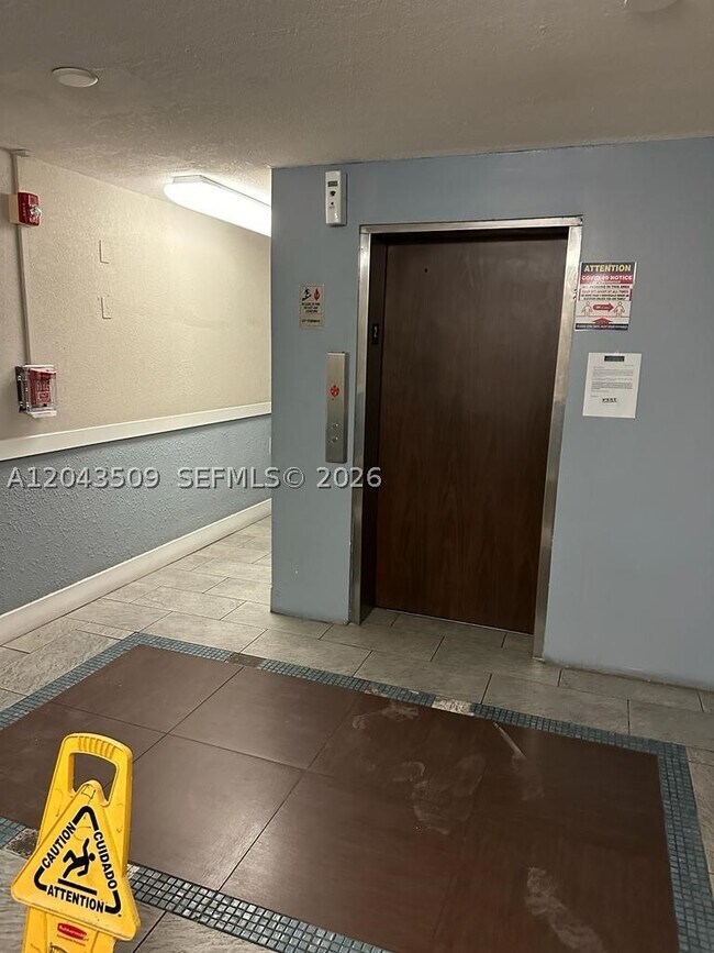 Foto del edificio - 492 NW 165th St
