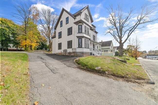 Building Photo - 376 Chestnut St