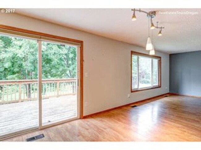 Building Photo - Beautiful 5 Bedroom in Gresham!!