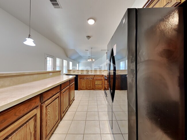 Foto del edificio - 4406 Shady Elm Dr