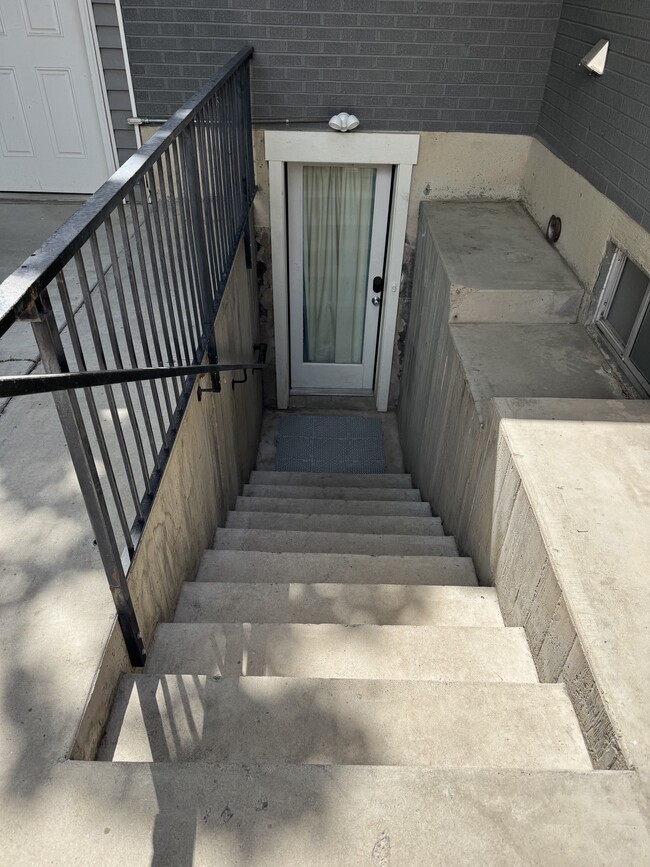 Private Entrance - 2647 S Jasper St