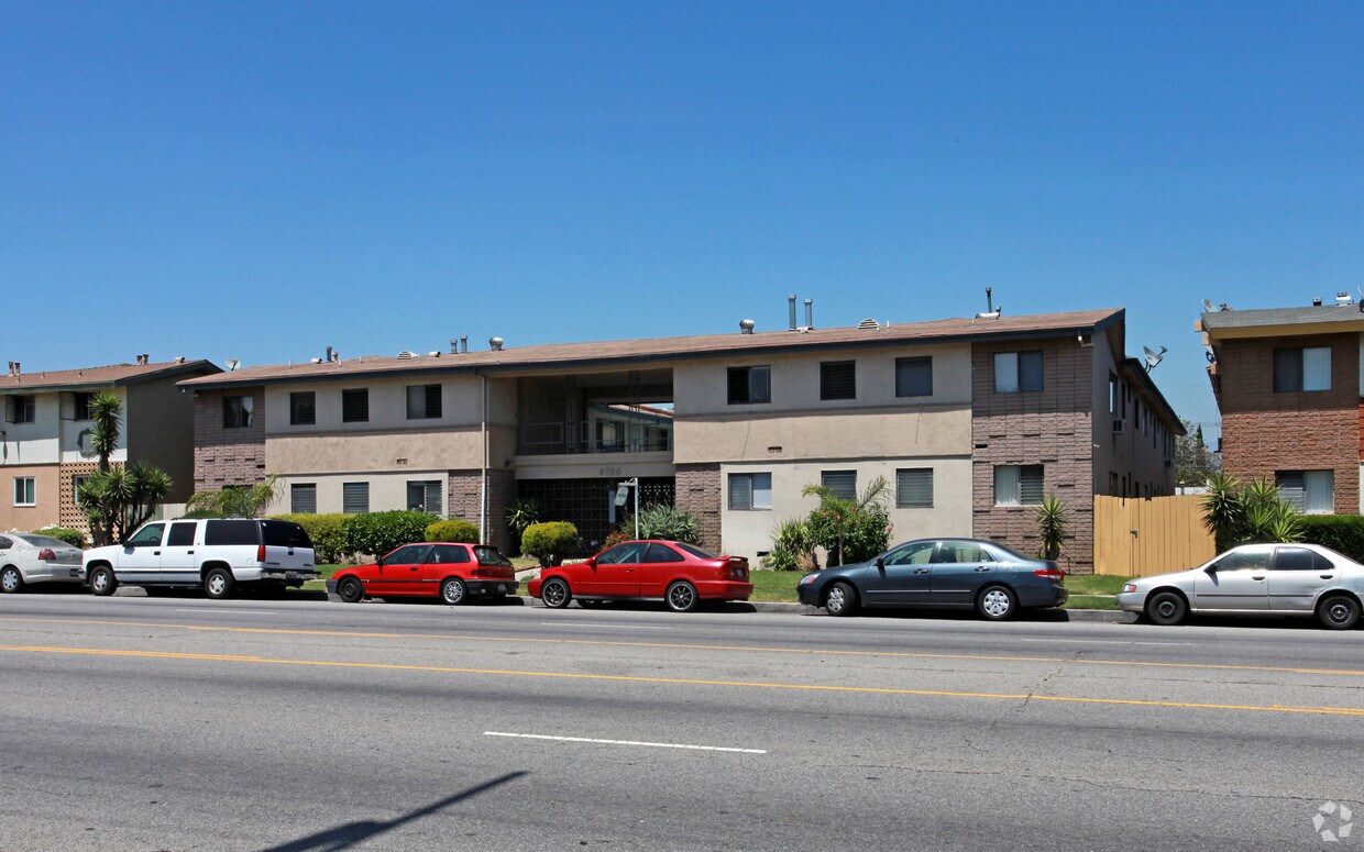 Primary Photo - 8750 Woodman Ave