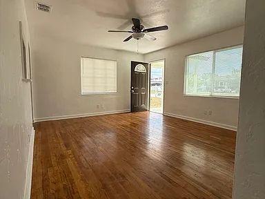 Foto del edificio - Charming Centrally Located Home | Wood Floors + Fenced Yard