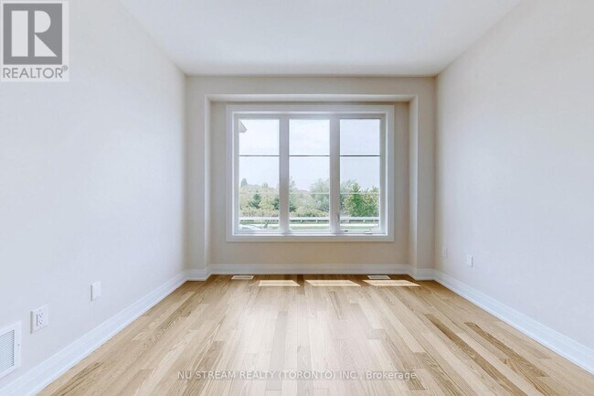 Photo du bâtiment - 3576 Bur Oak Ave
