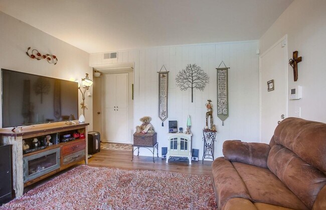 Foto del edificio - 1 br, 1 bath Condo - 1811 East Grand Avenu...