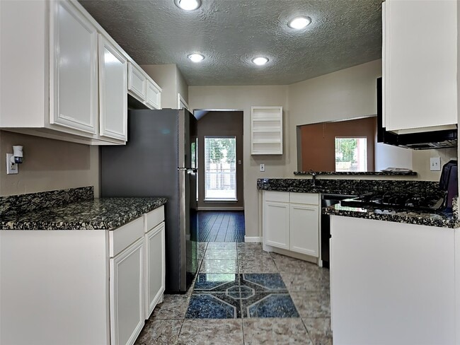 Building Photo - 16130 Canaridge Dr