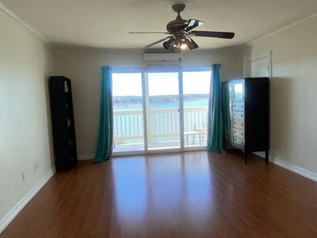 Foto del edificio - STUDIO CONDO WITH A MILLION DOLLAR LAKE VIEW