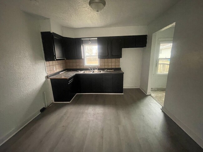 Foto del edificio - 3 bedroom 1 bath available now!