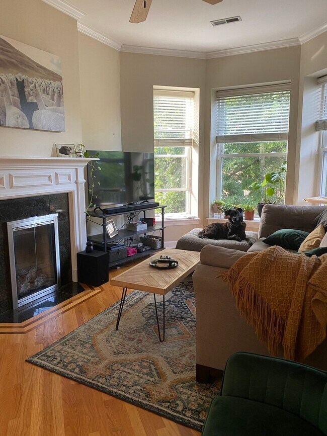 Building Photo - 1035 W Altgeld St