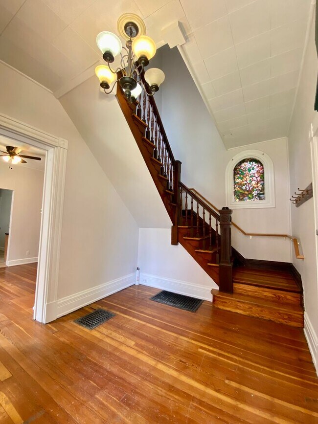Foto del edificio - PRE LEASE FOR AUGUST 2025 BEAUTIFUL 5 bed ...